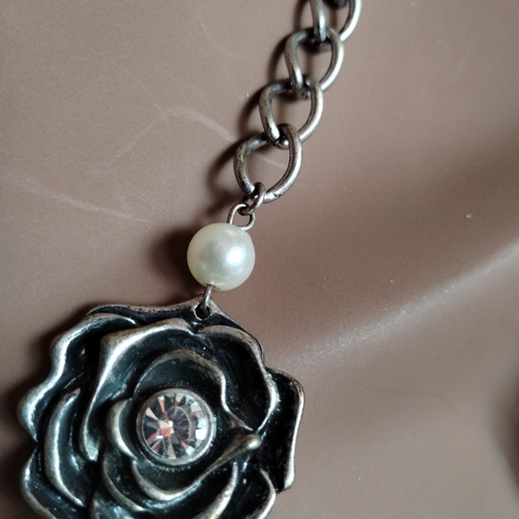 Elegant Silver Rose & Pearl pre-owned Accent Necklace - Picture 6 of 6